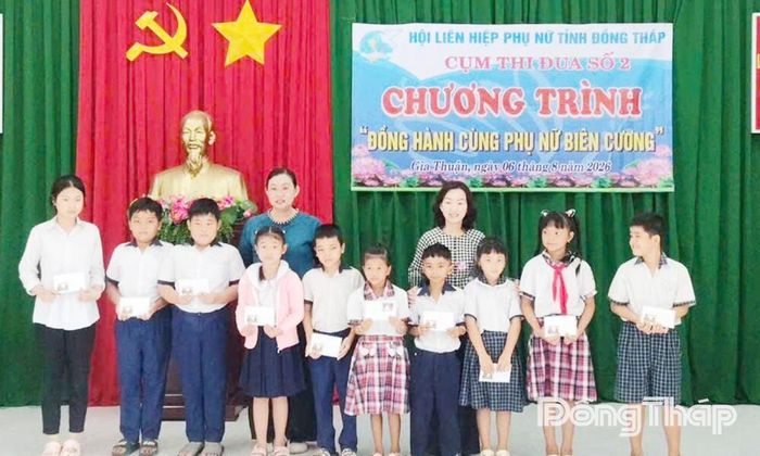 Trao 50 phần quà đến học sinh có hoàn cảnh khó khăn.