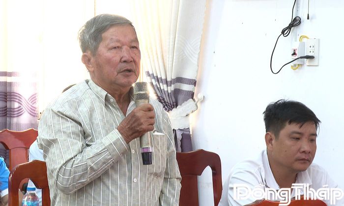 Cử tri xã Tân Hồng phát biểu ý kiến.