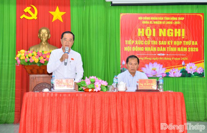 Đại biểu HĐND tỉnh tiếp xúc cử tri tại xã Long Hưng.