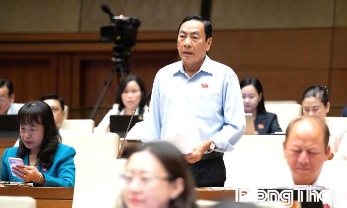 Đại biểu Phạm Văn Hòa phát biểu tại hội trường.