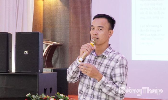 Thạc sĩ Bùi Văn Công, Phó Trưởng Phòng Khoa học và Hợp tác quốc tế, Viện Khoa học Kinh tế hợp tác báo cáo chuyên đề tại lớp tập huấn.
