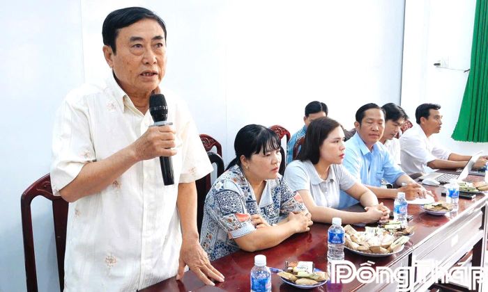 Cử tri xã An Hòa phát biểu ý kiến tại buổi tiếp xúc.