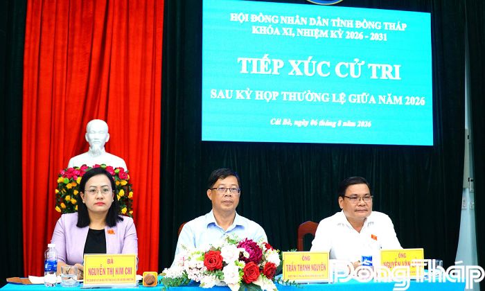 Đại biểu HĐND tỉnh lắng nghe ý kiến cử tri.