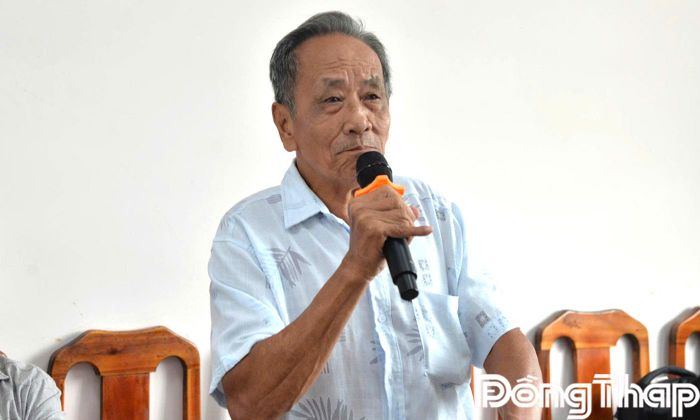 Cử tri xã Hội Cư phát biểu ý kiến tại buổi tiếp xúc.