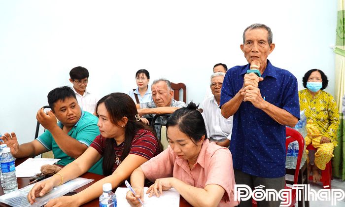 Cử tri xã Cái Bè phát biểu ý kiến tại buổi tiếp xúc