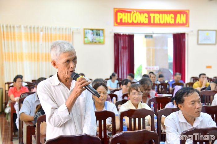 Cử tri xã phường Trung An phát biểu ý kiến tại buổi tiếp xúc