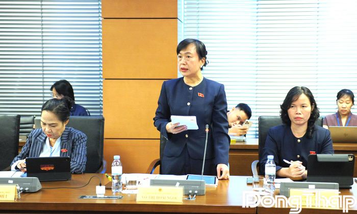 Đại biểu Võ Thị Hoài Ngọc phát biểu ý kiến thảo luận.