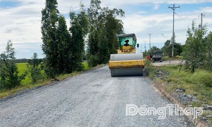 Thi công đoạn địa bàn xã Tân Hộ Cơ.
