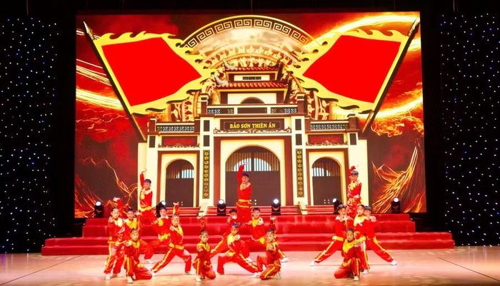  Tiết mục "Hào khí Tây Sơn" do các võ sinh Trung tâm Võ thuật cổ truyền Bình Định biểu diễn. Ảnh: H.V 