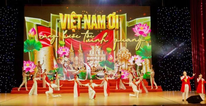  Tiết mục "Việt Nam ơi cùng bước tới vinh quang". Ảnh: H.V 