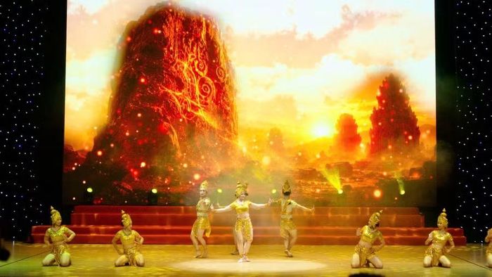  Các diễn viên Trung tâm Văn hóa tỉnh Gia Lai biểu diễn tiết mục múa Chăm "Lời của Đá". Ảnh: H.V 