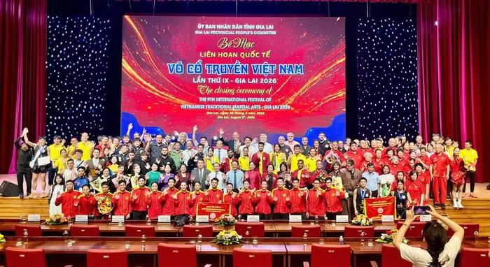 Lãnh đạo tỉnh Gia Lai và các đoàn võ thuật tham dự liên hoan chụp ảnh lưu niệm. Ảnh: H.V 