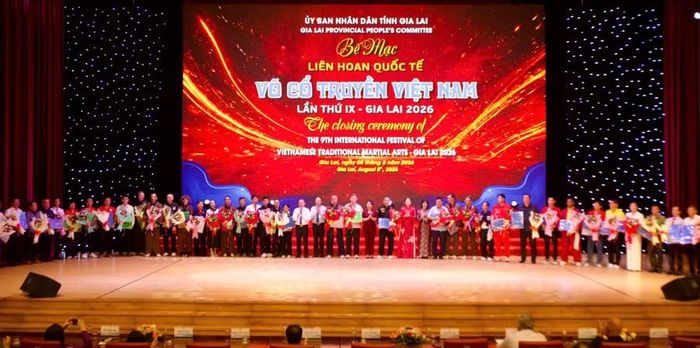 Trao hoa và quà cho các đoàn võ thuật tham dự liên hoan. Ảnh: H.V 