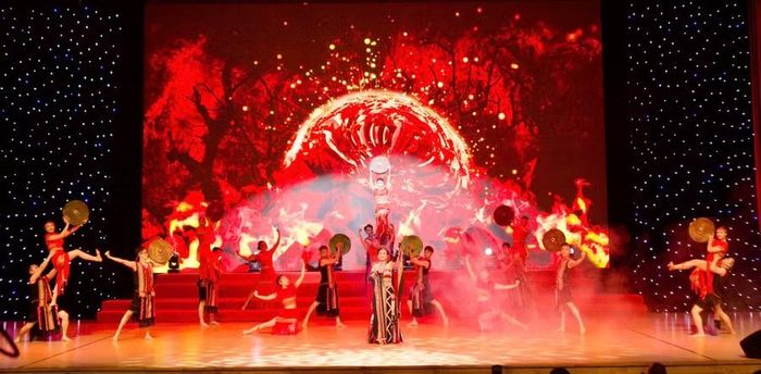  Tiết mục “Đi tìm lời ru mặt trời” do ca sĩ Lê Mận thể hiện. Ảnh: H.V 