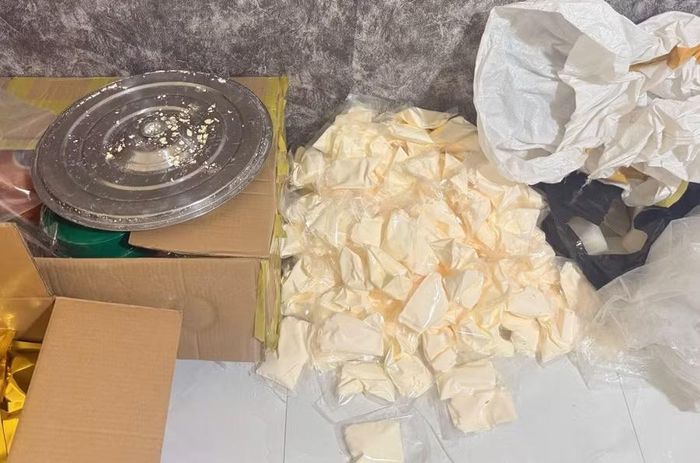 Số lượng lớn kem màu trắng và vàng không có phiếu công bố sản phẩm mỹ phẩm cất giữ tại kho của ông T.V.H.