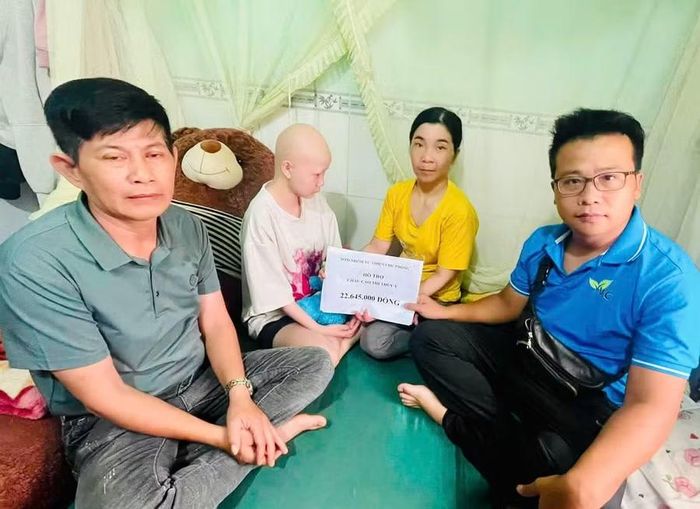 Trưởng nhóm từ thiện Chư Prông Nguyễn Đắc Kiên Bình (ngoài cùng bên phải) trao tiền hỗ trợ cho gia đình. Ảnh: ĐVCC