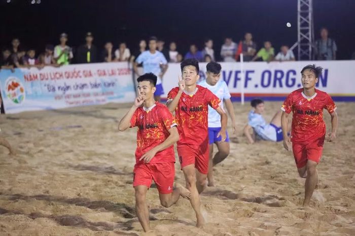 Khoảnh khắc vỡ òa của các cầu thủ Đà Nẵng sau khi giành vô địch Giải vô địch Bóng đá bãi biển quốc gia 2026. Ảnh: H.V