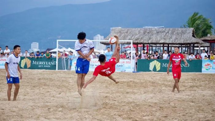 Kỹ thuật “xe đạp chổng ngược” được các cầu thủ thực hiện ngay trên nền cát, mang đến những pha bóng giàu cảm xúc và đầy tính nghệ thuật. Ảnh: H.V