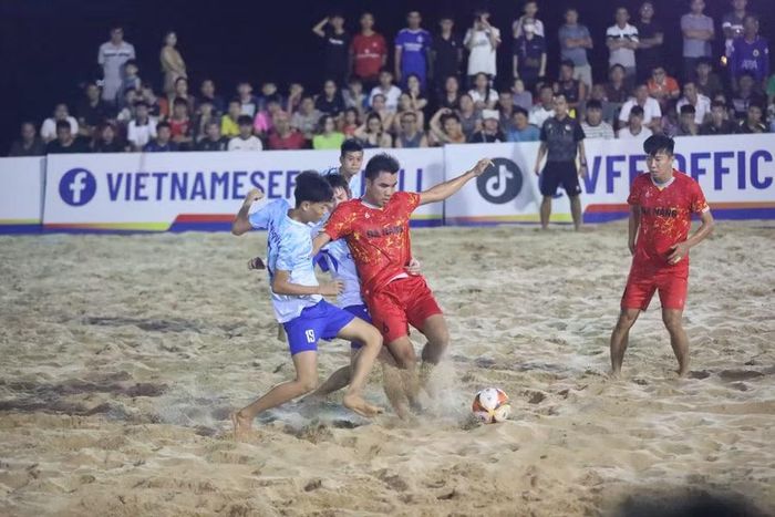 Tinh thần thi đấu cống hiến của các cầu thủ đã mang đến nhiều trận đấu hấp dẫn, giàu tính cạnh tranh, góp phần nâng cao chất lượng chuyên môn của giải. Ảnh: H.V