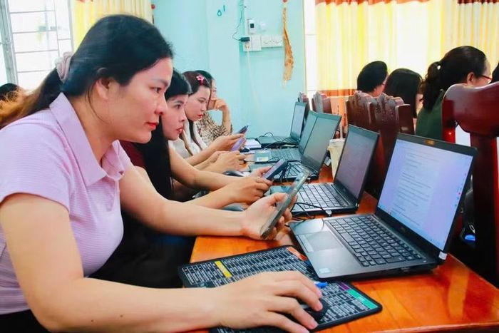  Cán bộ quản lý, giáo viên các đơn vị trường học xã Ia Hiao làm bài kiểm tra, đánh giá sau buổi bồi dưỡng chính trị. Ảnh: N.T 