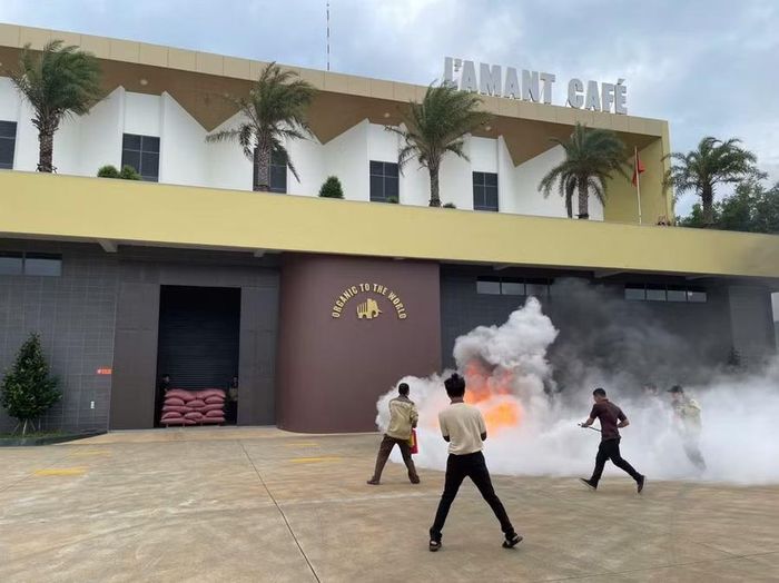  Học viên tham gia thực hành sử dụng bình chữa cháy xách tay để xử lý tình huống cháy giả định. Ảnh: Ngọc Hòa 