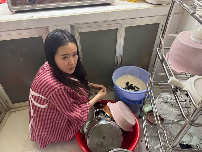 Đối tượng Huỳnh Ngọc Thúy Như và tang vật là các đầu đốt tinh dầu chứa ma túy Etomidate được giấu trong thùng gạo.