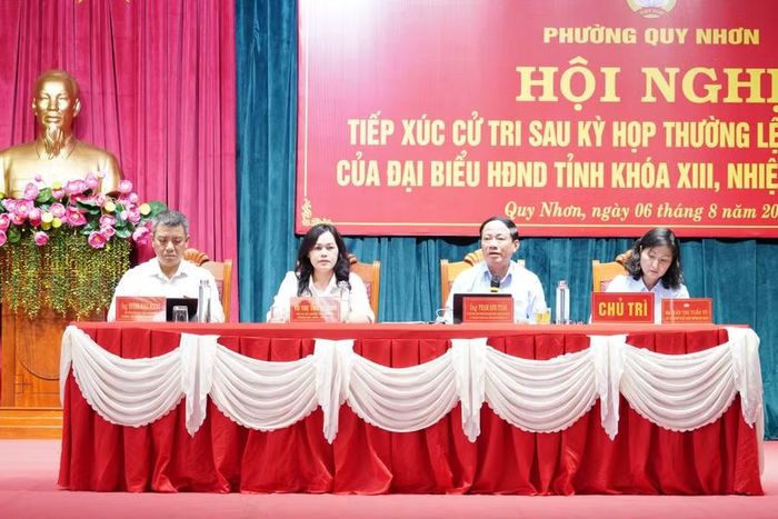  Các đại biểu HĐND tỉnh tham gia tiếp xúc cử tri phường Quy Nhơn. Ảnh: N.H 