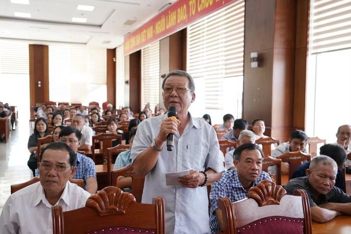  Cử tri phường Quy Nhơn nêu ý kiến, kiến nghị tại buổi tiếp xúc cử tri. Ảnh: N.H 