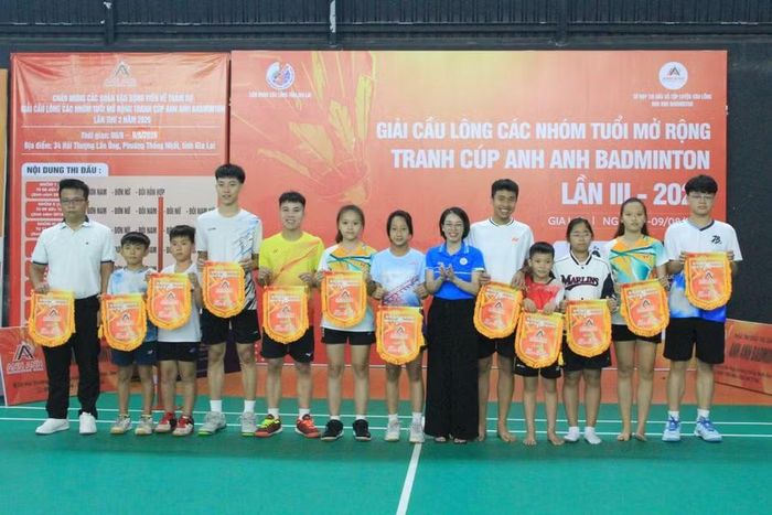 Ban Tổ chức trao cờ lưu niệm cho đại diện các câu lạc bộ tham gia giải. Ảnh: Hoàng Hoài