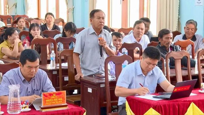 Cử tri kiến nghị một số vấn đề liên quan đời sống dân sinh tại địa phương. Ảnh: Bình Dương