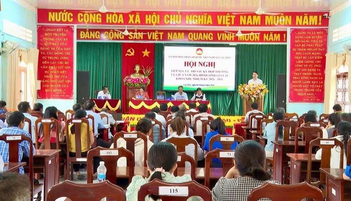 Quang cảnh buổi tiếp xúc cử tri tại xã Cát Tiến. Ảnh: Bình Dương