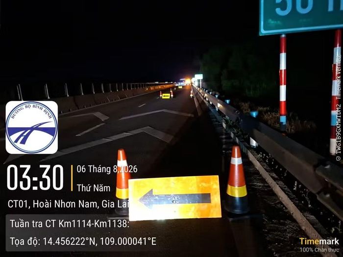  Nhiều phương tiện phải dừng khẩn cấp vì sự cố trên cao tốc. Ảnh: ĐVCC 
