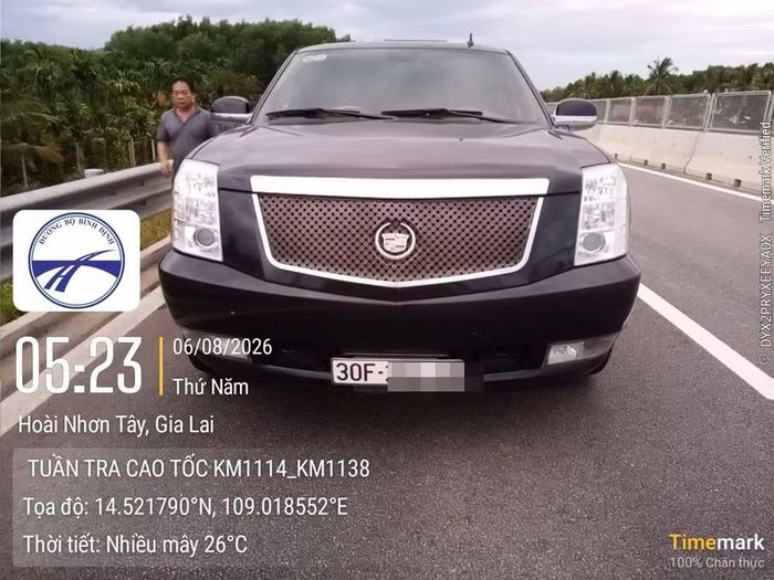  Ô tô thủng lốp vì cán phải mảnh sắt trên cao tốc qua địa bàn Hoài Nhơn Tây. Ảnh: ĐVCC 