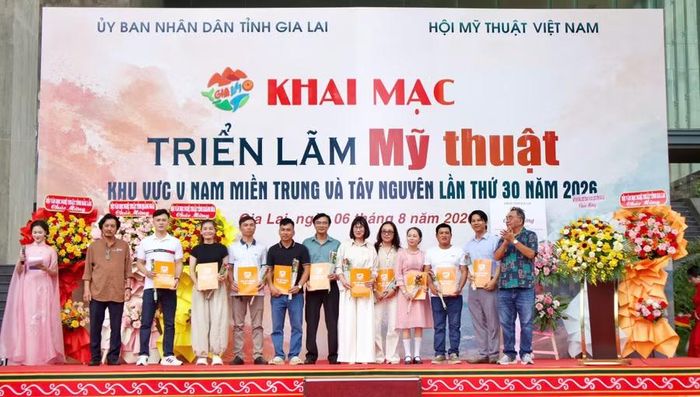 Giới thiệu 11 tác giả có tác phẩm dự Giải thưởng của Ủy ban toàn quốc Liên hiệp các Hội Văn học nghệ thuật Việt Nam. Ảnh: H.V