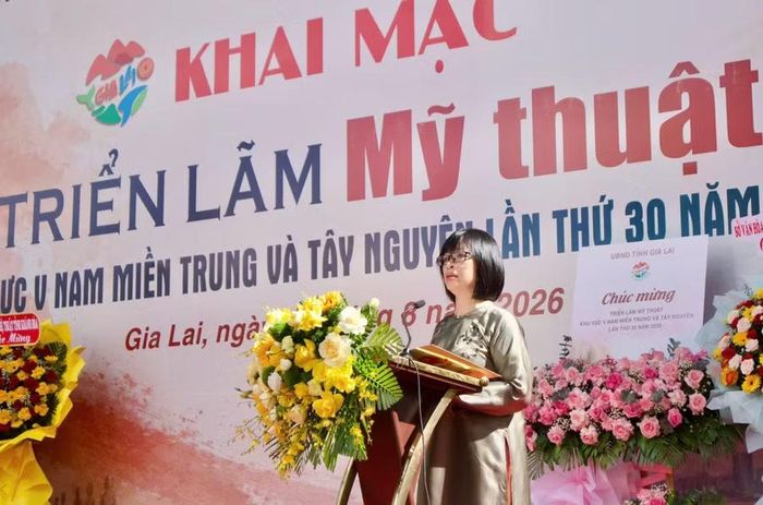 Phó Chủ tịch UBND tỉnh Nguyễn Thị Thanh Lịch phát biểu tại lễ khai mạc triển lãm. Ảnh: H.V