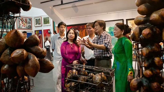 Tác giả Lê Trọng Nghĩa (thứ 2 từ phải sang) chia sẻ nội dung và ý tưởng của tác phẩm "Nở trong cấu trúc" với các đại biểu. Ảnh: H.V