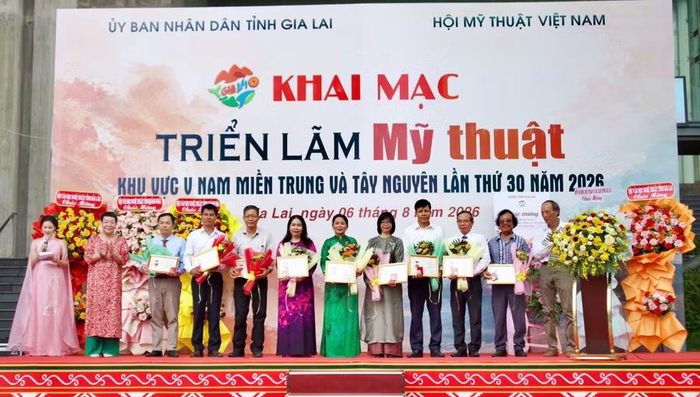 Trao kỷ niệm chương "Vì sự nghiệp Mỹ thuật Việt Nam" và bằng khen của Hội Mỹ thuật Việt Nam cho các tập thể, cá nhân có nhiều đóng góp cho sự phát triển của mỹ thuật Việt Nam. Ảnh: H.V