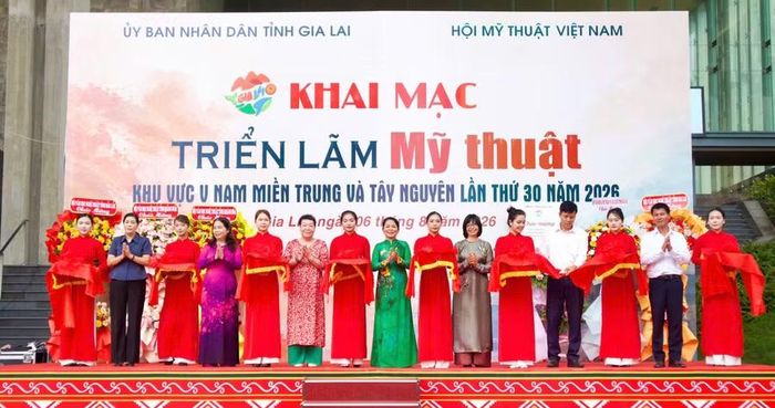 Các đại biểu thực hiện nghi thức cắt băng khai mạc triển lãm. Ảnh: H.V