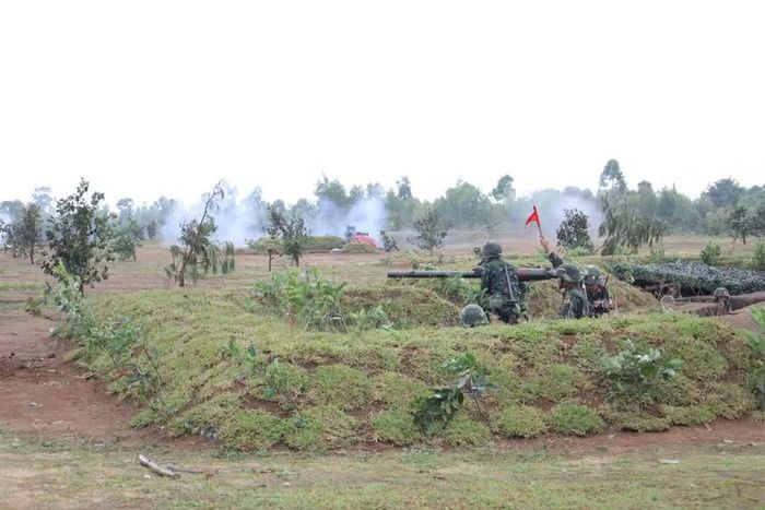 Các cán bộ, chiến sĩ sử dụng vũ khí tấn công tiêu diệt mục tiêu. Ảnh: Vĩnh Hoàng 