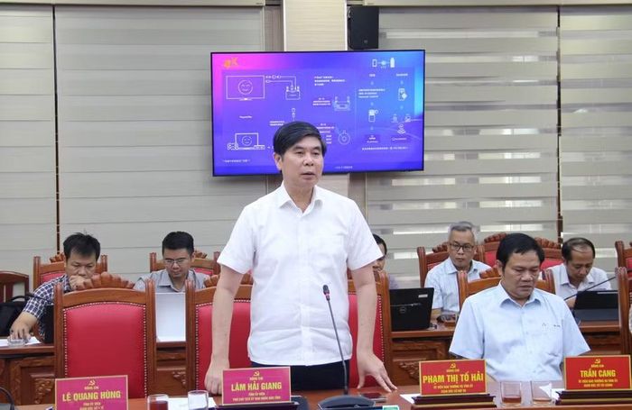  Phó Chủ tịch UBND tỉnh Lâm Hải Giang trao đổi các nội dung triển khai chuyển đổi số ở cấp cơ sở. Ảnh: Trọng Lợi 