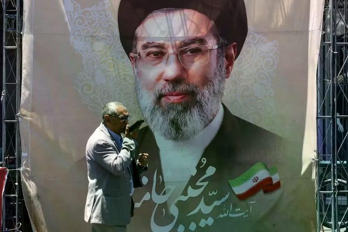  Hình ảnh Lãnh tụ tối cao Iran Mojtaba Khamenei được treo tại Tehran. Ảnh: AFP 