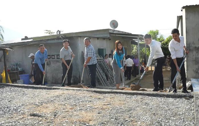 Các đại biểu thực hiện nghi thức động thổ xây dựng nhà "Mái ấm tình thương".