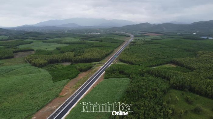 Tuyến đường bộ cao tốc Vân Phong - Nha Trang.