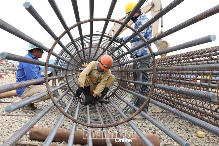 Công nhân thi công trên công trường đường bộ cao tốc Khánh Hòa - Buôn Ma Thuột.