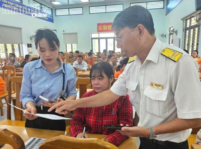 Cán bộ thuế hướng dẫn thủ tục cho người dân.