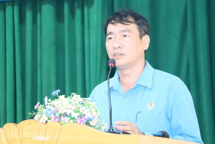 Ông Nguyễn Hữu Hòa - Phó Chủ tịch Liên đoàn Lao động tỉnh phát biểu tại hội nghị.