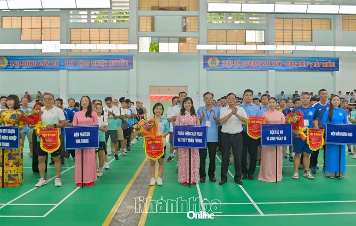 Ban tổ chức tặng hoa và cờ lưu niệm cho các đoàn vận động viên tham gia hội thao.