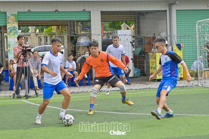 Các vận động viên thi đấu môn bóng đá nam.