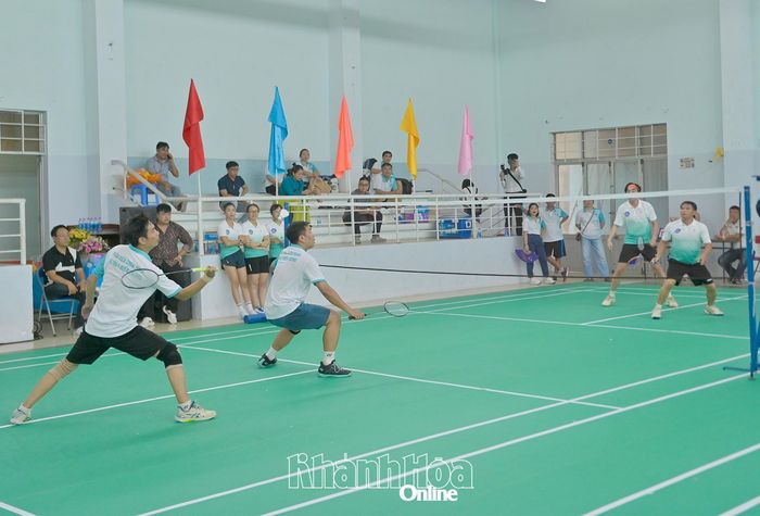 Vận động viên thi đấu môn cầu lông đôi nam.