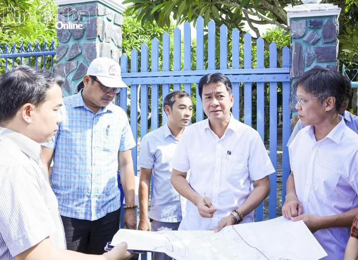 Đồng chí Nguyễn Long Biên khảo sát vị trí khu vực đề xuất triển khai dự án tại xã Cam Lâm.